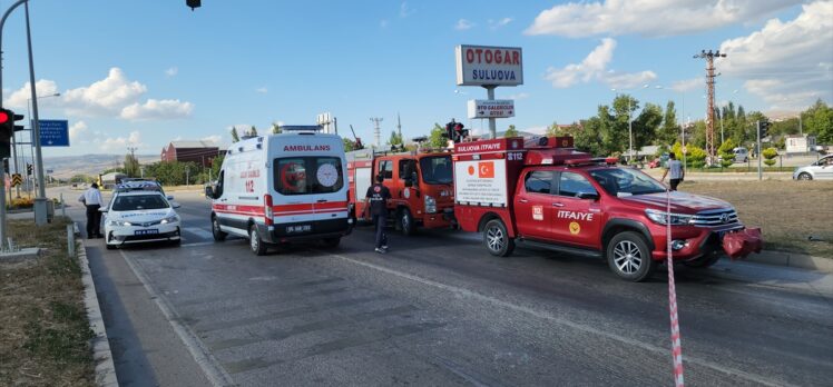 Amasya'da tıra çarpan otomobildeki 1 kişi öldü, 3 kişi yaralandı