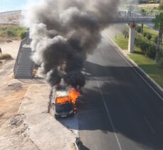 Antalya'da seyir halindeki minibüs yandı