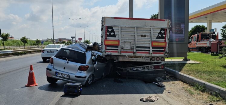 Antalya'da tıra çarpan otomobildeki 1 kişi öldü