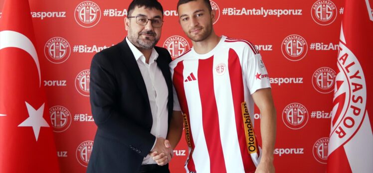 Antalyaspor, kadrosuna kattığı Emrecan Uzunhan için imza töreni düzenledi