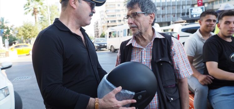 Aydın'da polis ekipleri motosiklet sürücülerine kask dağıttı