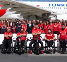 Bakan Bak, milli paralimpik sporcuları Paris'e uğurladı