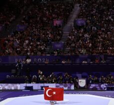 Bakan Bak, olimpiyat 3'üncüsü Nafia Kuş Aydın'ı kutladı