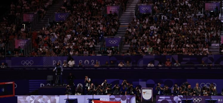 Bakan Bak, olimpiyat 3'üncüsü Nafia Kuş Aydın'ı kutladı