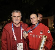 Bakan Bak, olimpiyat ikincisi Hatice Akbaş'ı tebrik etti