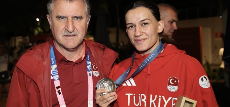 Bakan Bak, olimpiyat ikincisi Hatice Akbaş'ı tebrik etti