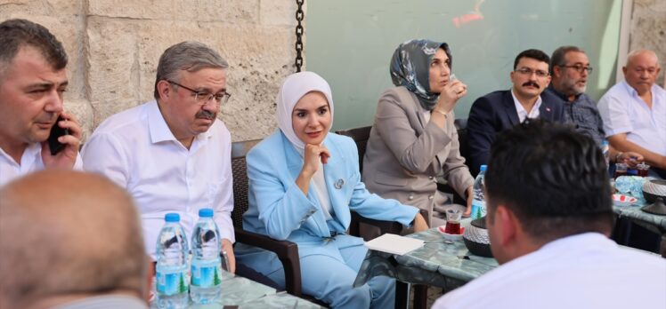 Bakan Göktaş, Alevi vatandaşlarla bir araya geldi, aşure dağıttı: