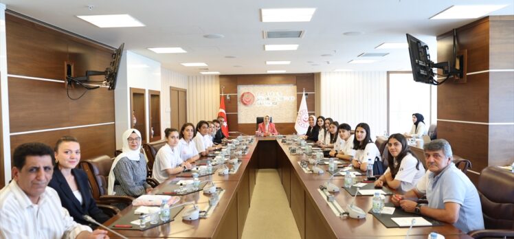 Bakan Göktaş, Hakkari ve Ağrılı kadın futbolcularla bir araya geldi