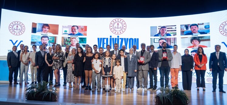 Bakan Tekin ve sanatçılar, okul aile işbirliğine vurgu yapan “Ailem” dizisini tanıttı