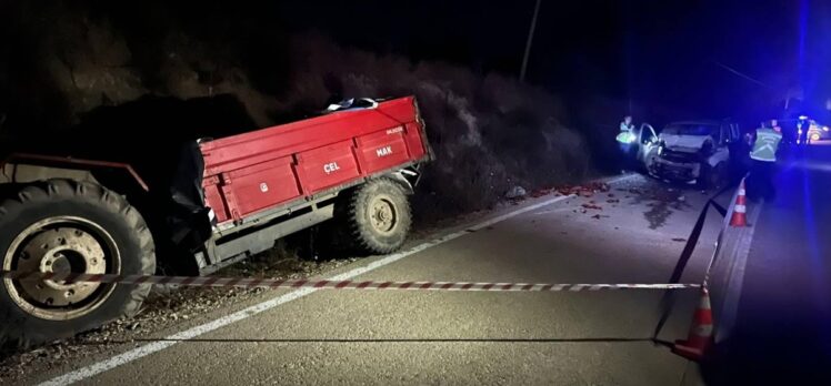 Balıkesir'de otomobilin traktöre çarpması sonucu 1 kişi öldü, 3 kişi yaralandı