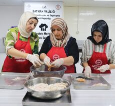 Batman'ın üreten kadınları yöresel lezzetleri müşterilerin beğenisine sunuyor