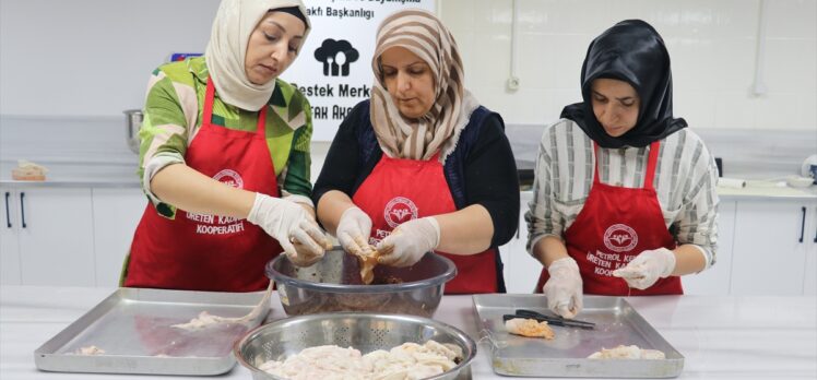 Batman'ın üreten kadınları yöresel lezzetleri müşterilerin beğenisine sunuyor