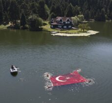 Bolu'da JAK timi Zafer Bayramı'nı göl yüzeyinde açılan Türk bayrağıyla kutladı