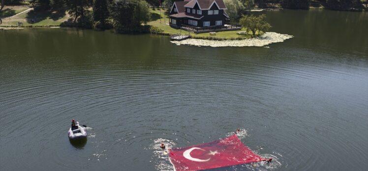 Bolu'da JAK timi Zafer Bayramı'nı göl yüzeyinde açılan Türk bayrağıyla kutladı