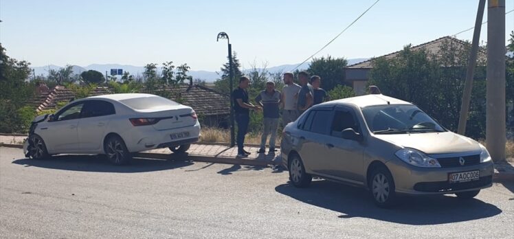 Burdur'da iki otomobilin çarpıştığı kazada 4 kişi yaralandı