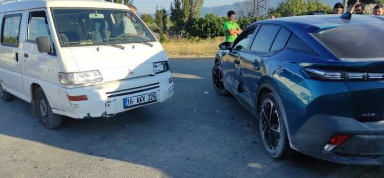 Bursa'da zincirleme trafik kazasında 2 kişi yaralandı