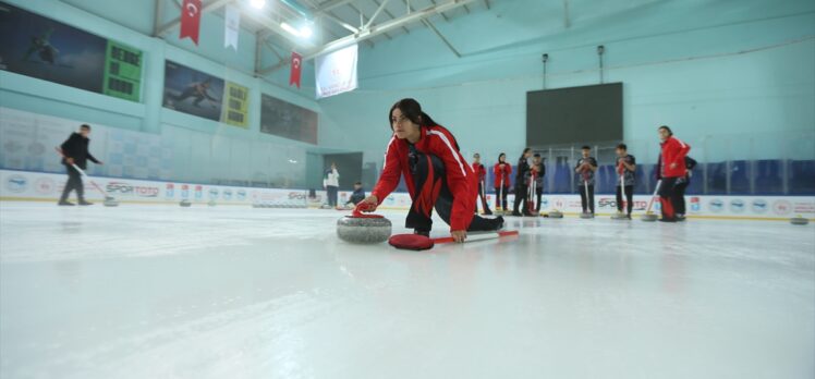 Buzun üzerine çıkan Karslı kızlar, curlingde zirveye yürüyor