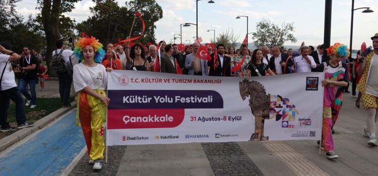 Çanakkale Kültür Yolu Festivali kapsamında kortej yürüyüşü yapıldı