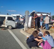 Çanakkale'de otomobille minibüsün çarpıştığı kazada 7 kişi yaralandı