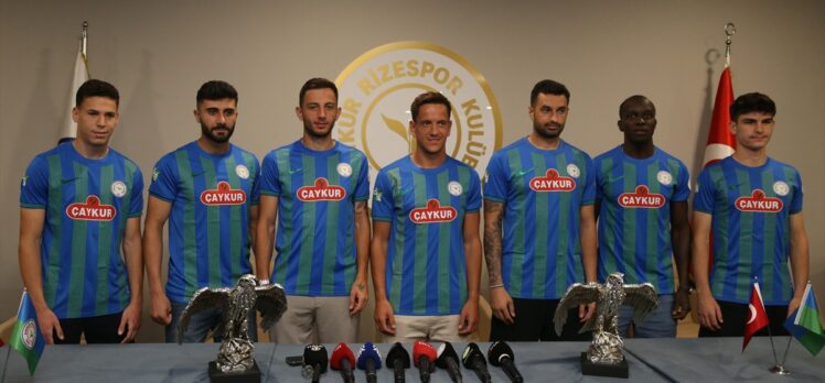 Çaykur Rizespor'dan 7 futbolcuya imza töreni