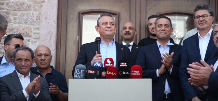 CHP Genel Başkanı Özel, partisinin Ayvalık İlçe Başkanlığı ziyaretinde konuştu: