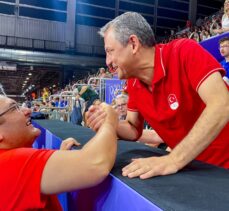 CHP Genel Başkanı Özel, A Milli Kadın Voleybol Takımı'nı kutladı