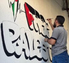 Çizdiği grafitilerle İsrail saldırıları altındaki Filistin'e destek veriyor