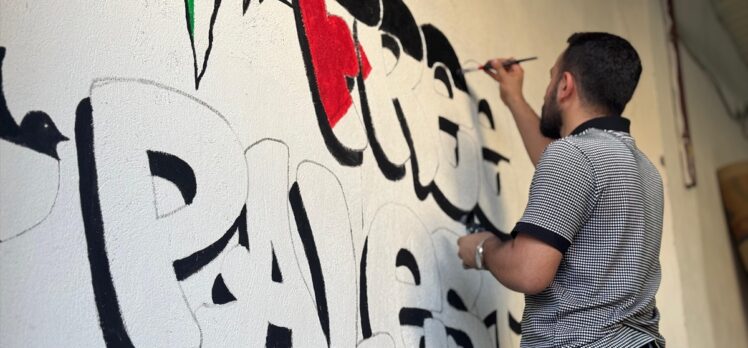 Çizdiği grafitilerle İsrail saldırıları altındaki Filistin'e destek veriyor