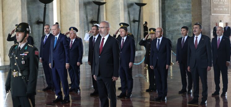 Cumhurbaşkanı Erdoğan başkanlığındaki YAŞ üyeleri Anıtkabir'i ziyaret etti