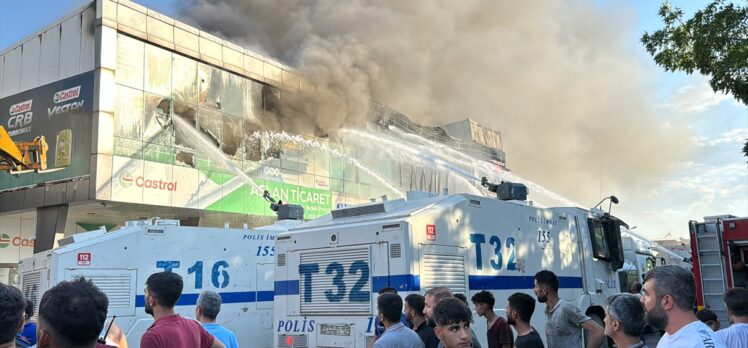 Diyarbakır'da 2. Sanayi Sitesi'nde çıkan yangına müdahale ediliyor