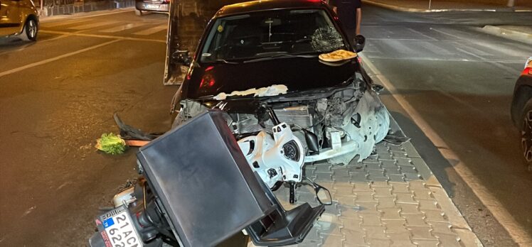 Diyarbakır'da otomobil, motosiklet ve yayalara çarptı, 5 kişi yaralandı