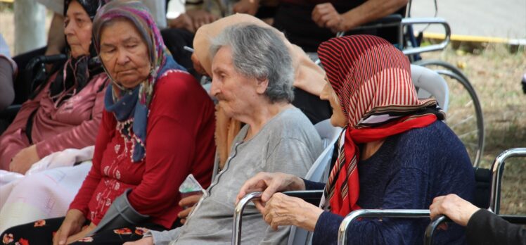 Düzce'de huzurevi sakinleri için dondurma şenliği yapıldı