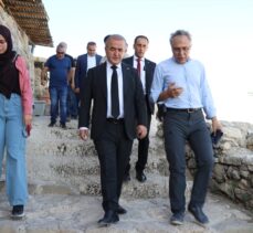 Elazığ Valisi Hatipoğlu, Harput Kalesi'nde yürütülen kazı çalışmalarını inceledi