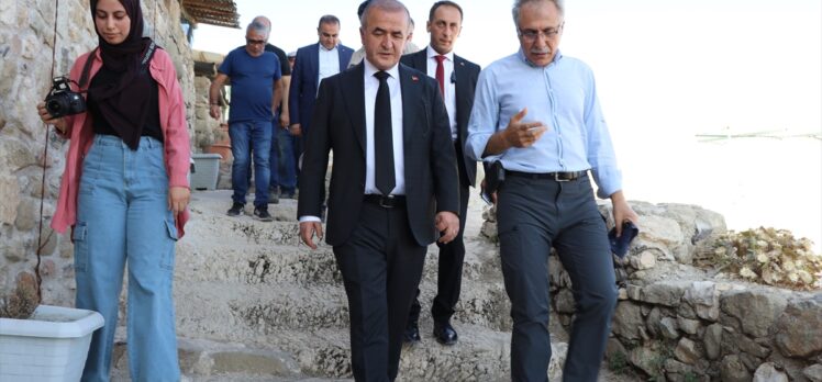 Elazığ Valisi Hatipoğlu, Harput Kalesi'nde yürütülen kazı çalışmalarını inceledi