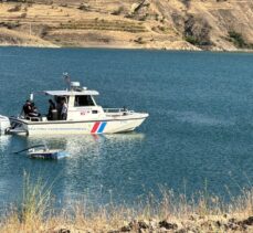 Elazığ'da baraj gölünde kaybolan genç için arama çalışması başlatıldı