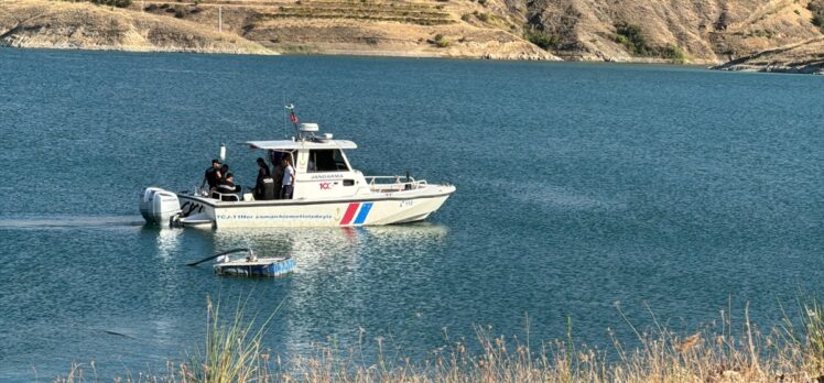 Elazığ'da baraj gölünde kaybolan genç için arama çalışması başlatıldı