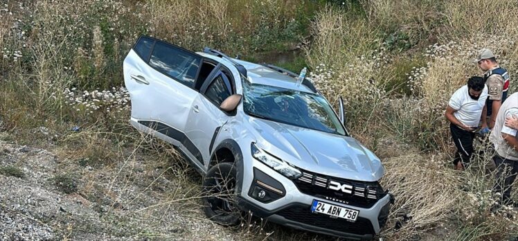 Erzincan'da iki otomobilin çarpıştığı kazada 5 kişi yaralandı