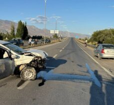 Erzincan’da iki otomobilin çarpıştığı kazada 8 kişi yaralandı