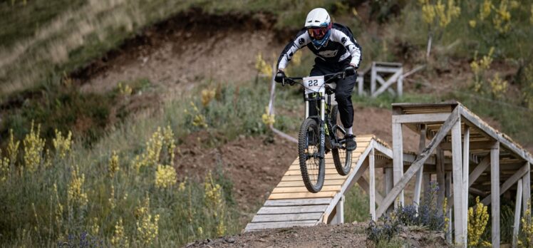 Erzurum'da bisikletçiler Downhill Türkiye Şampiyonası öncesi resmi antrenman yaptı