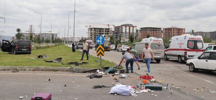 Erzurum'da iki hafif ticari araç çarpıştı, 9 kişi yaralandı