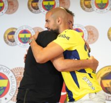 Fenerbahçe, kiralık olarak kadrosuna kattığı Sofyan Amrabat için imza töreni düzenledi