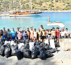 Fethiye'de deniz kenarından 50 torba çöp toplandı