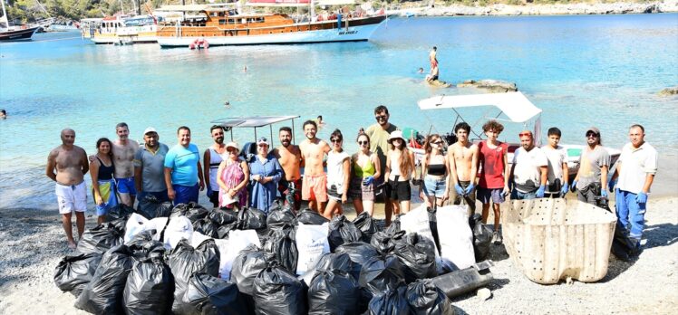 Fethiye'de deniz kenarından 50 torba çöp toplandı