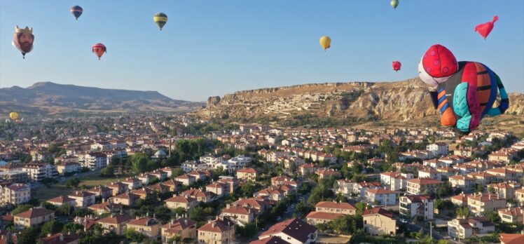 Figürlü sıcak hava balonları Ürgüp semalarını renklendirdi