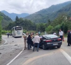 Giresun'da otobüs ile çarpışan otomobilin sürücüsü ağır yaralandı