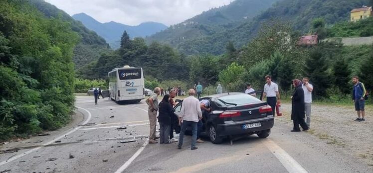 Giresun'da otobüs ile çarpışan otomobilin sürücüsü ağır yaralandı