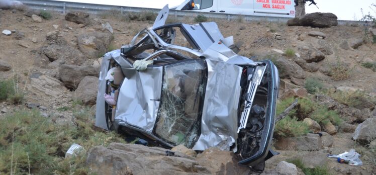 Hakkari'de şarampole devrilen otomobilde İran uyruklu 1 kişi öldü, 3 kişi yaralandı