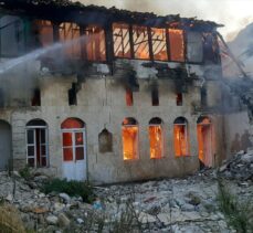 Hatay'da 2 katlı boş binada çıkan yangın söndürüldü