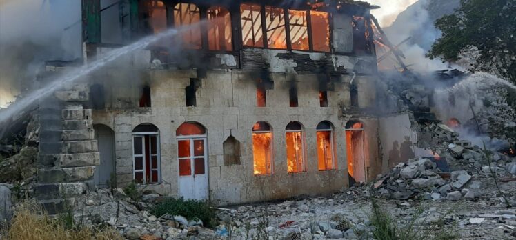 Hatay'da 2 katlı boş binada çıkan yangın söndürüldü