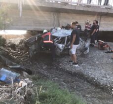 Hatay'da dereye devrilen otomobildeki 1 kişi öldü, 1 kişi de yaralandı